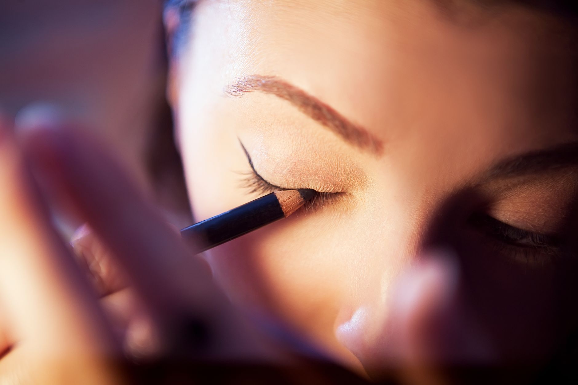 Eyeliner dla początkujących. Jak natrafić kreskę, którą polubisz