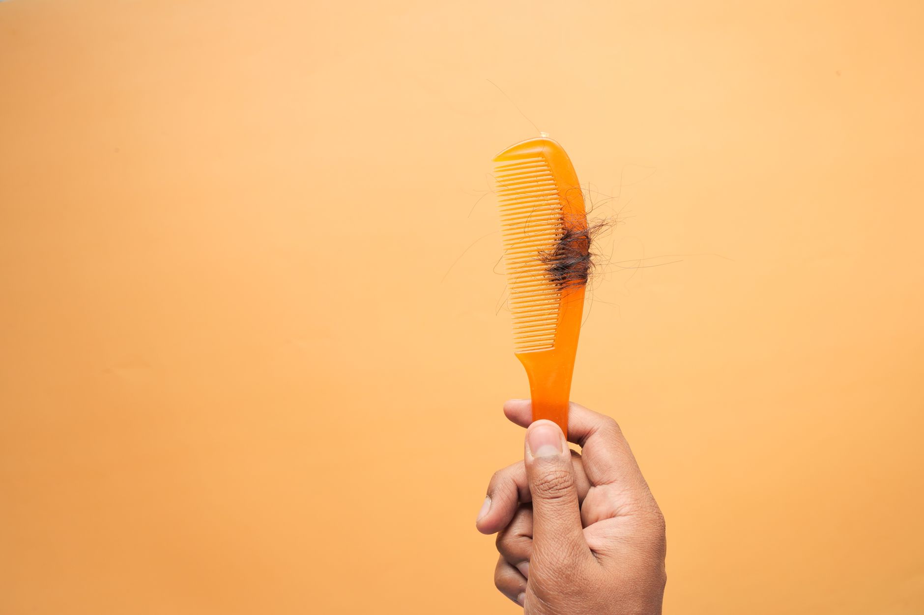 Scalp care na jesieni. Jak opanować wypadanie włosów i nie stracić rozsądku